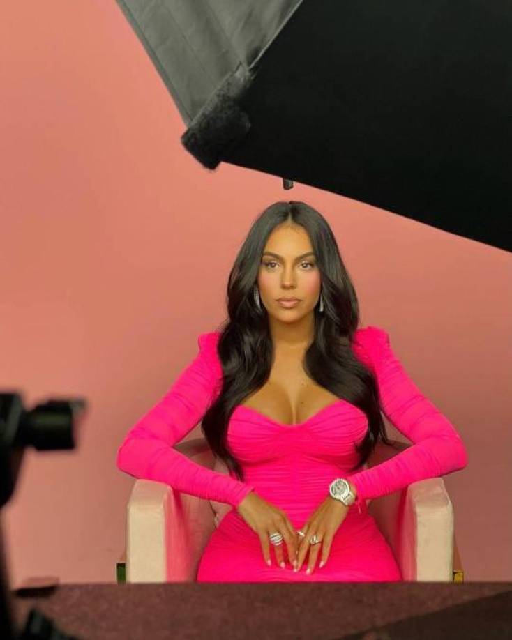 Asimismo, le habría sido de gran ayuda, ya que también se ocupó de pagar los boletos de avión para Georgina y su hermana para ir al funeral de su padre.