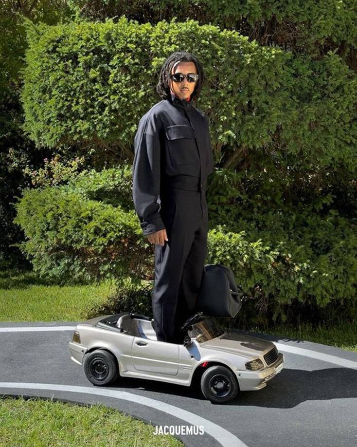 Los posados de Koundé, todo un acontecimiento histórico tanto para los aficionados al fútbol como para los entusiastas de la moda.