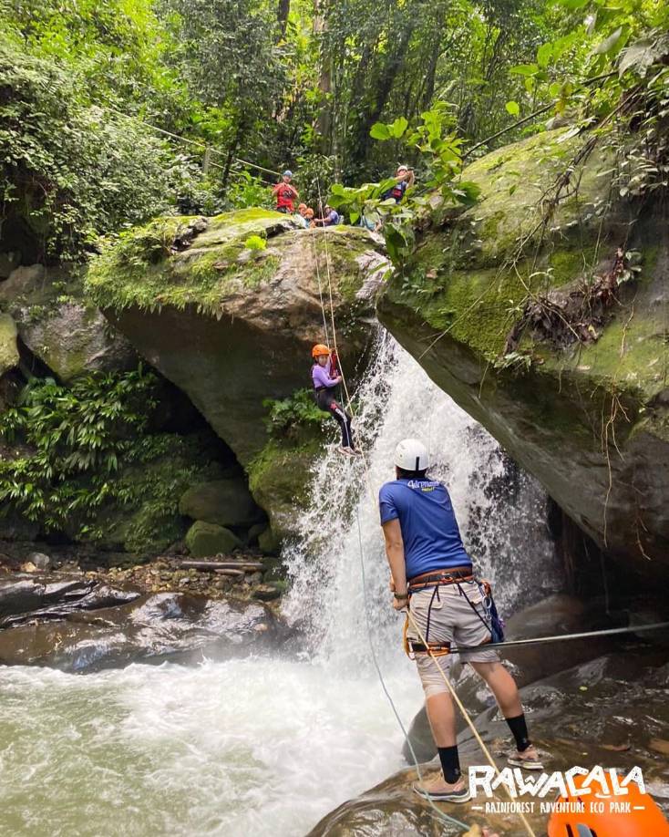 Entre sus deportes extremos destaca el rappel, un sistema de descenso por la cascada utilizando técnicas de cuerdas.