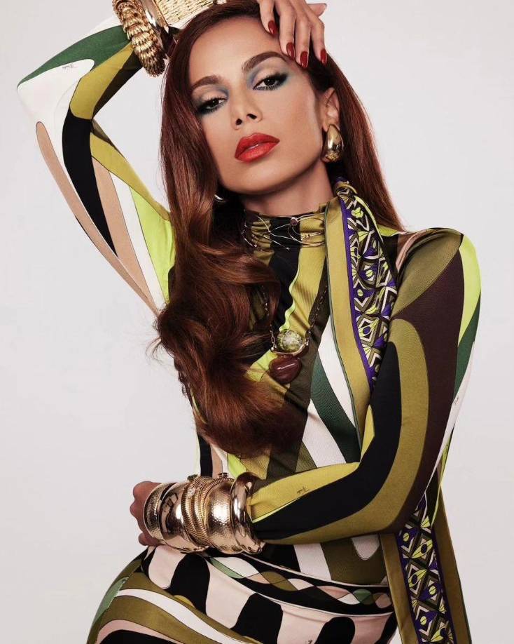 Con este último single, Anitta redobla su apuesta por el funk, el género musical surgido en las favelas de Río de Janeiro en el que también se inscribe la trilogía “Funk generation: A favela love story”, publicada recientemente. “En 2023 me lancé de lleno al funk”, confirmó la cantante.