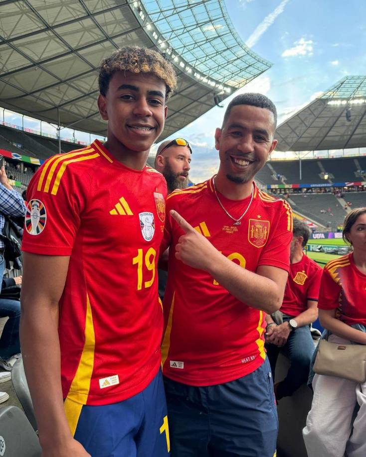 Uno de los miembros de su familia que más le apoyan en todos y cada uno de los pasos profesionales que da, es su padre. Mounir Nasraoui, proveniente de Marruecos, ha hecho de sus redes sociales su principal escaparate a la hora de alentar a Lamine Yamal tanto en su paso por el FC Barcelona, como en la Eurocopa con España. 