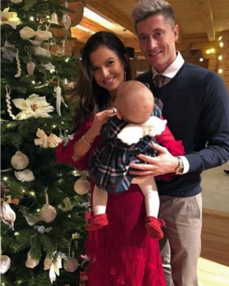 Robert Lewandowski, delantero del Bayern Múnich, junto a su familia y el arbol.