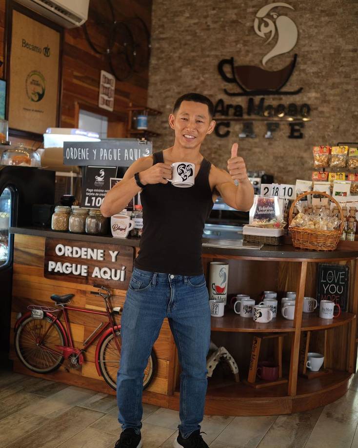 El youtuber Shin Fuijayama recomienda este lugar, es uno de sus favoritos, puesto que también es apto para aquellos que deciden ir a estudiar, trabajar o leer un buen libro disfrutando el delicioso aroma a café. Este se ubica en Km 7, Carretera Salida a Tela, junto a Agencia La Mundial, El Progreso, Honduras.