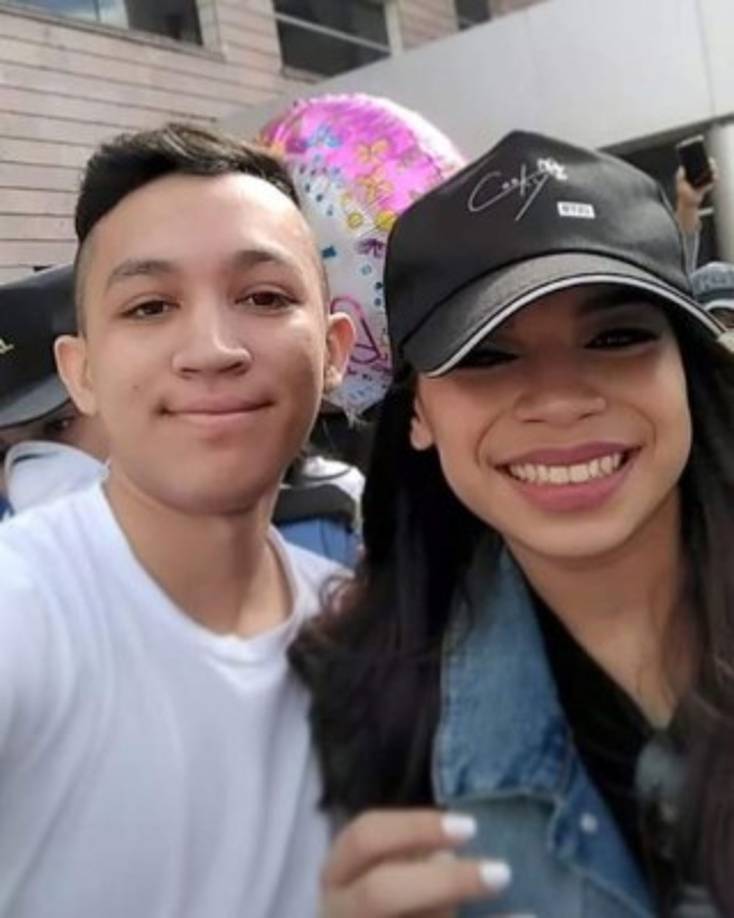 'Una experiencia maravillosa conocer a Angie', escribió un usuario en Instagram junto a esta foto en la que posa con la cantante.