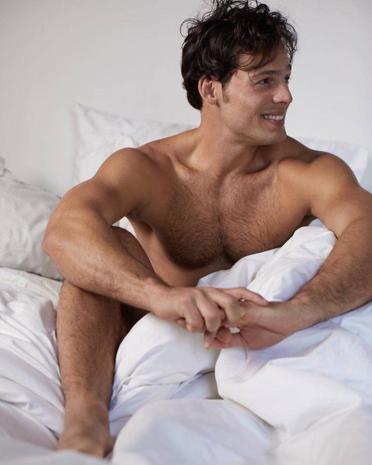 Emmanuel Palomares, es un actor y bailarín venezolano nacionalizado mexicano. Conocido por su participación en la telenovela “Corazón que miente”. Desde el 2014 llegó a México para participar en distintas series y telenovelas.