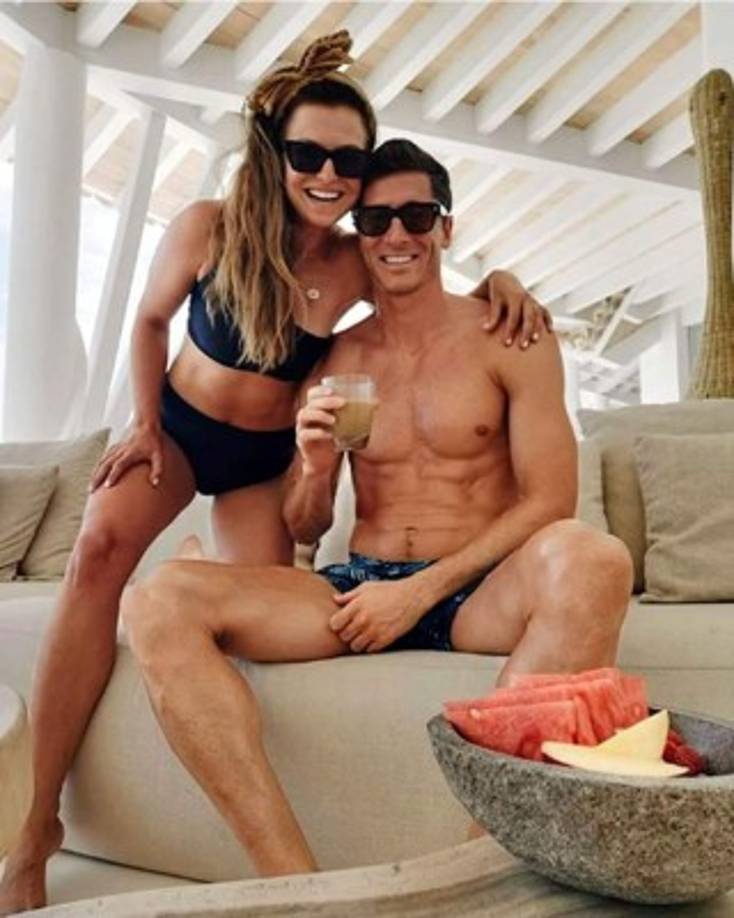 Robert Lewandowski, delantero del Bayern Múnich, y su pareja Anna Stachurska se lo pasan bien juntos en este verano.