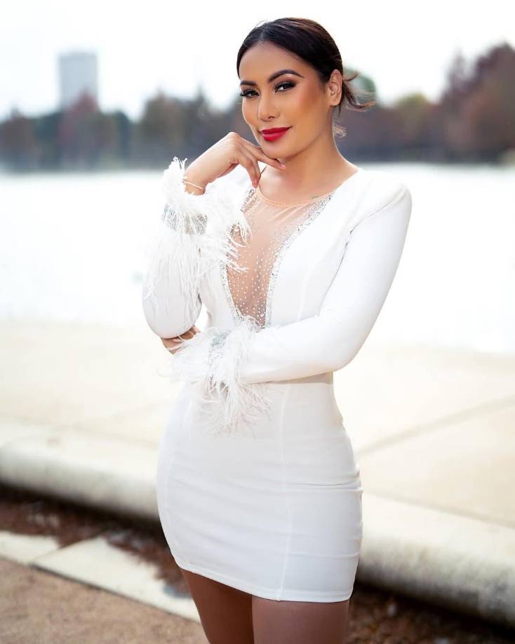 Su forma de ser tan jovial y su exuberante figura la hacen una de las mujeres mediáticas más atractivas del ámbito nacional. 