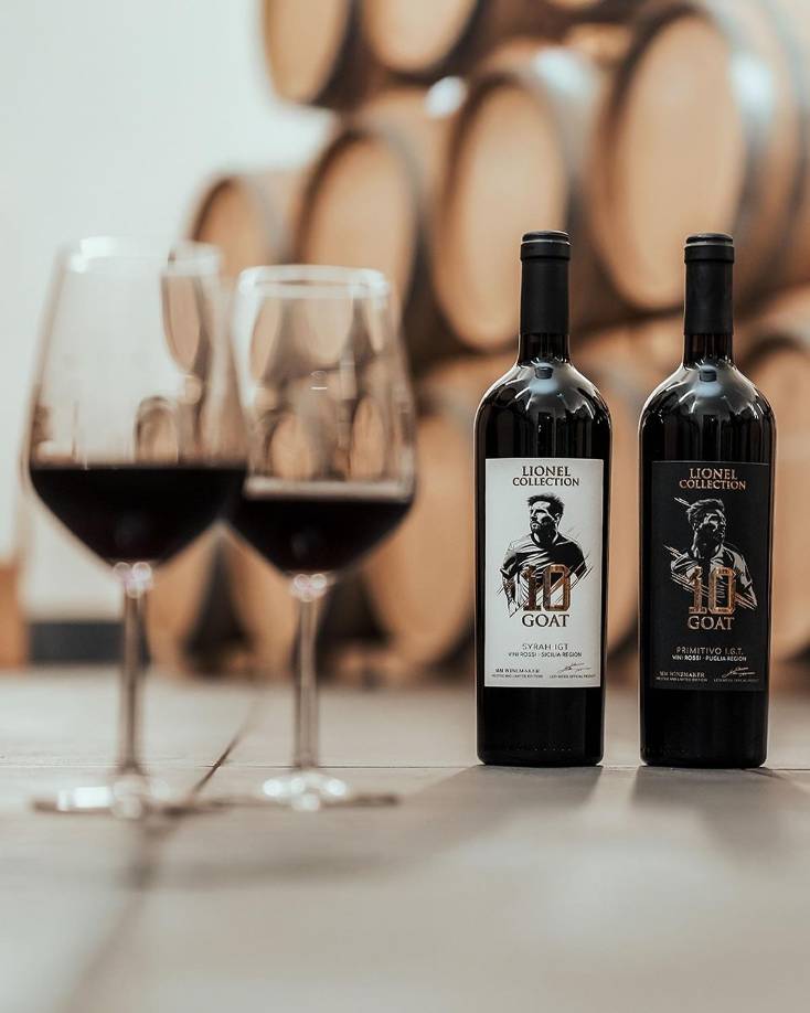 La bodega es reconocida por ser custodia de la tradición vitivinícola, manteniendo una herencia milenaria en la elaboración de vinos. El lanzamiento presentó dos variedades excepcionales: Syrah y Primitivo. 