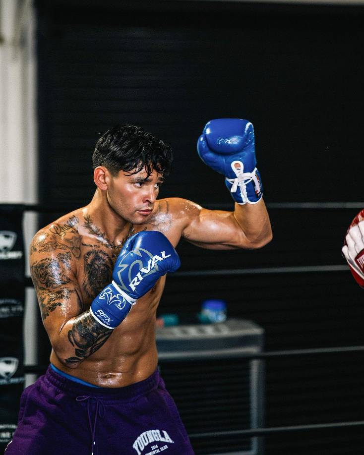 Ryan García, de quien se ha señalado su inestabilidad emocional y su falta de compromiso con el boxeo, anunció con unos minutos de diferencia el nacimiento de su hijo Henry Leo y su divorcio de Andrea Célina.