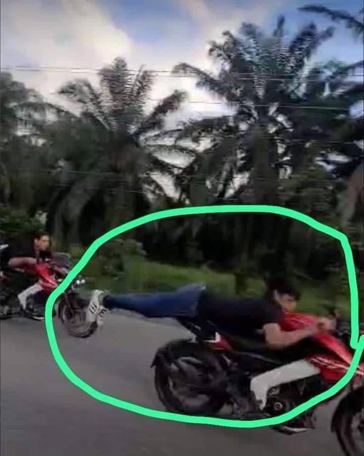 La fotografía difundida en redes sociales muestra a Dago sin casco y realizando la maniobra peligrosa momentos antes del accidente. Se sugiere que el exceso de velocidad y la falta de precaución fueron factores que contribuyeron al trágico desenlace.