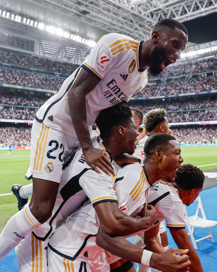 La alocada celebración de los jugadores del Real Madrid tras el gol de Jude Bellingham.