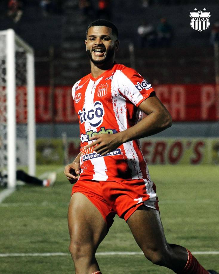 El brasileño Patryck Ferreira fue la figura del Vida con tres goles para el triunfo (4-0) sobre la Real Sociedad.