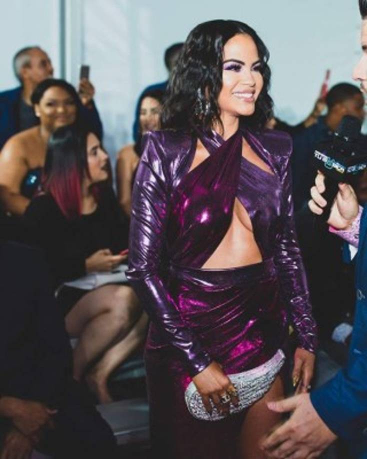 Aunque Natti ha declarado que está soltera, muchos la relacionaron con el rey del reguetón, pero ella indicó que es un buen amigo y ama a su familia.