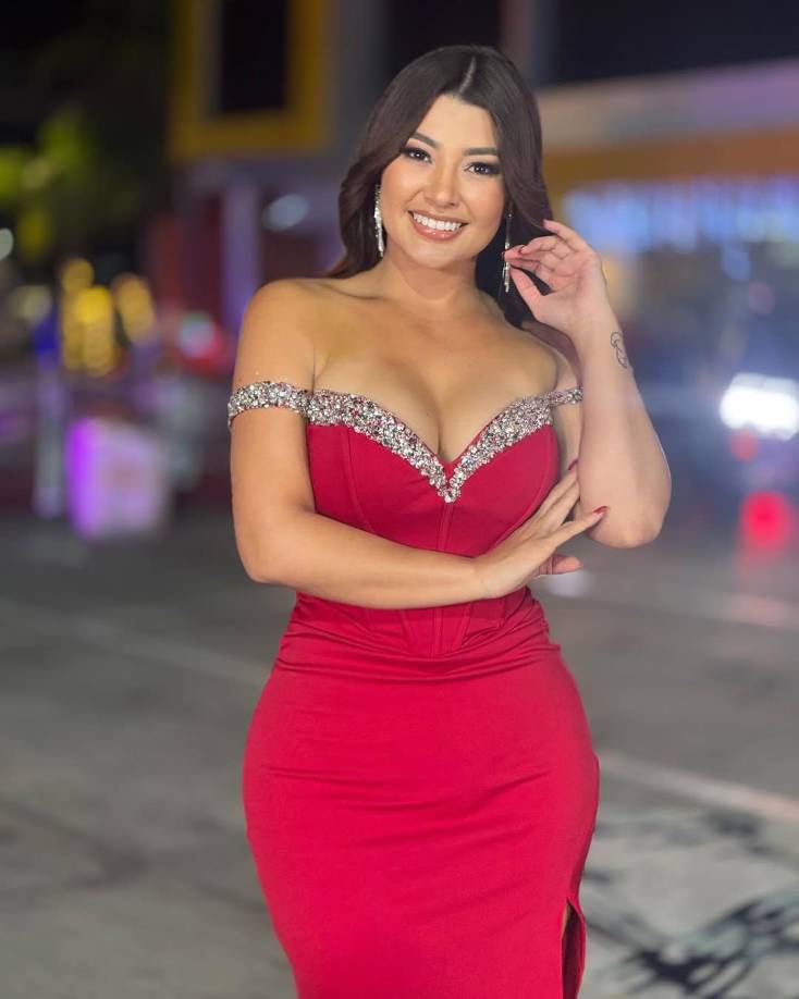 La bella Milagro Flores también publicó parte de su jornada laboral con un despampanante vestido rojo. 