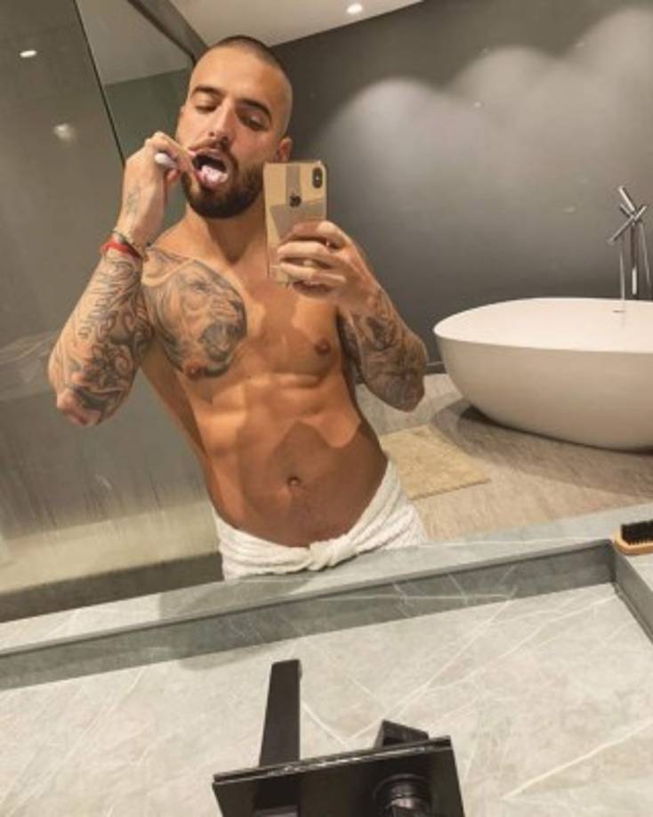 En los días posteriores él se retrató hasta en dos ocasiones distintas luciendo abdominales frente al espejo.