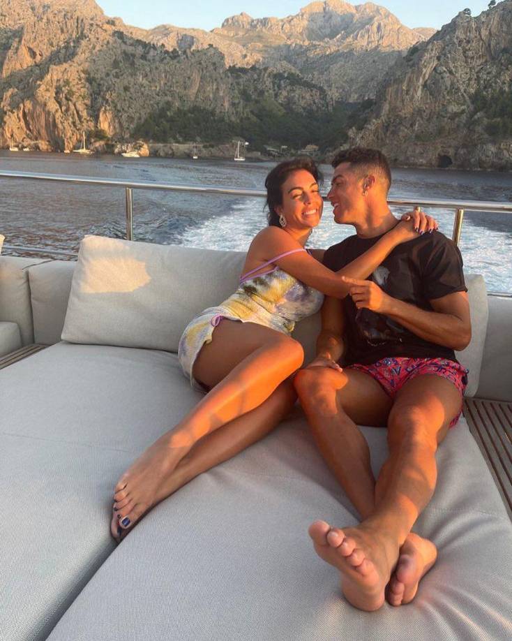 Georgina presumió en redes sociales el regalo que le hizo a su amado, pero en primer lugar le dejó unas palabras:“Felices 37 años al amor de mi vida. Te amamos infinito. Mejor padre y mejor compañero de vida que Dios nos ha podido destinar. Luchador y merecedor de todo lo bueno que te pasa. Eres perfección e inspiración”, expresó la modelo española.