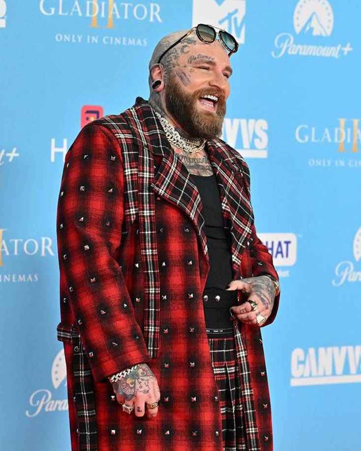 La arrolladora personalidad del cantante y compositor estadounidense Teddy Swims le permite combinar todos los complementos posibles, distintos colores y estilismos y que se vea genial.