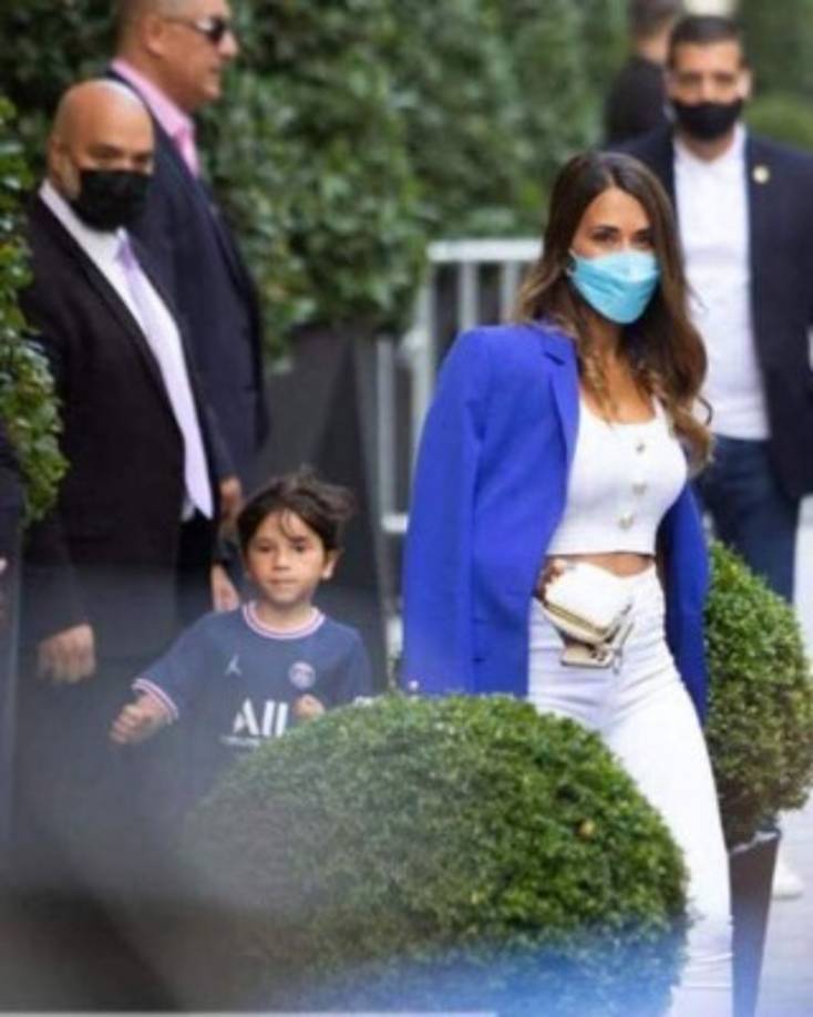 Antonela Roccuzzo llegó muy elegante a la presentación de su esposo Lionel Messi con el PSG.