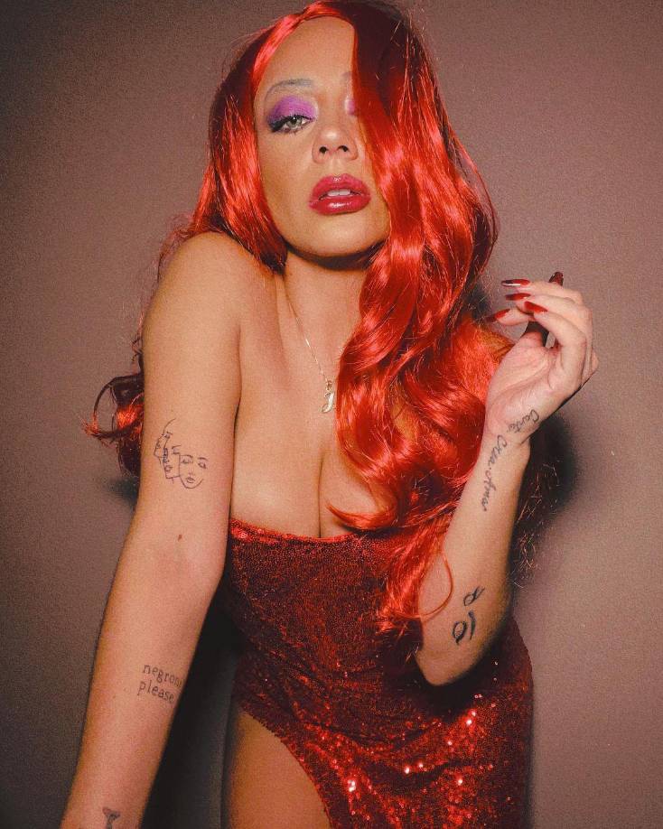 Jass Reyes, la cantante del grupo mexicano Playa Limbo, se transformó en una sensual Jessica Rabbit, con todo y su melena Roja.