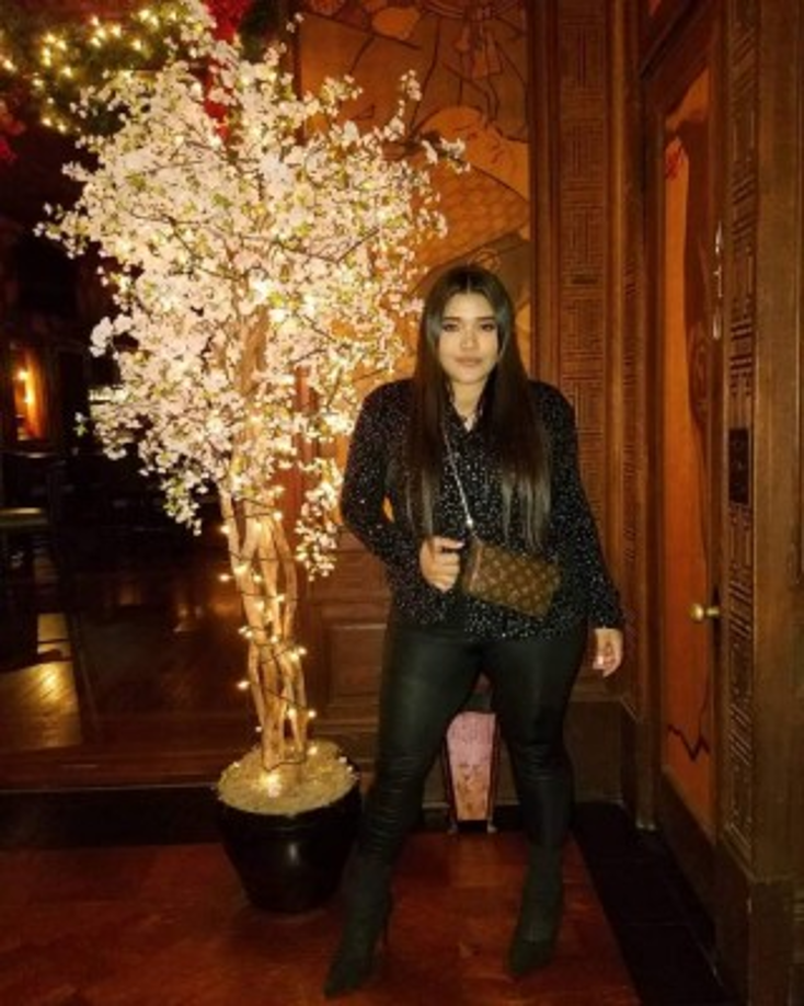 Karli Ortega, cantante hondureña, quien ama la navidad lució un clásico color negro para iniciar las fiestas navideñas con conciertos en el país.