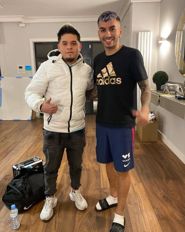 Además, ha sido conocido por entrevistas de varios medios locales y su buen trabajo, por lo que se ha convertido en el peluquero personal también de Ángel Correa, delantero argentino del Atlético de Madrid.