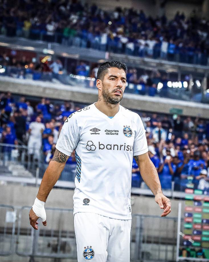 El atacante uruguayo Luis Suárez anunció este sábado que llegó a un acuerdo con el Gremio brasileño y podrá rescindir su contrato en diciembre de 2023 debido a que, por la lesión que sufre en la rodilla, no se siente en condiciones de cumplir su compromiso hasta finales de 2024.