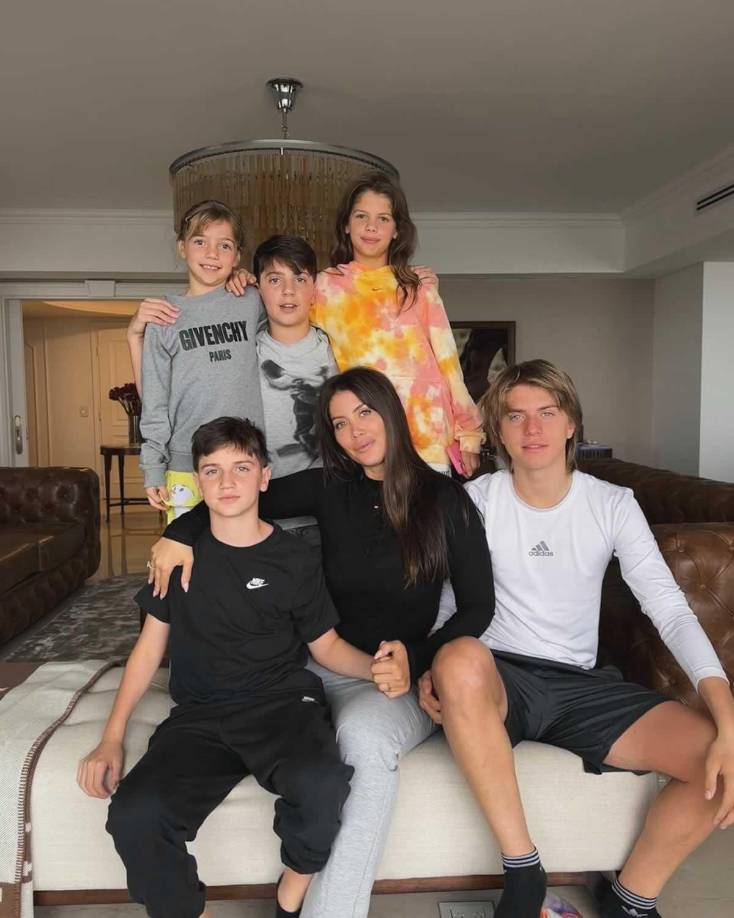 La empresaria tiene cinco hijos en total (dos niñas con Icardi) y aprovechó su visita a Buenos Aires para estar con los tres varones. Ahí también se reencontró con su exmarido.