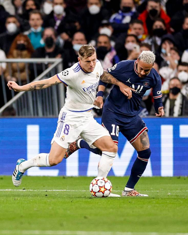 Toni Kroos, que era duda, jugó de titular y lucho cuerpo a cuerpo con Neymar.