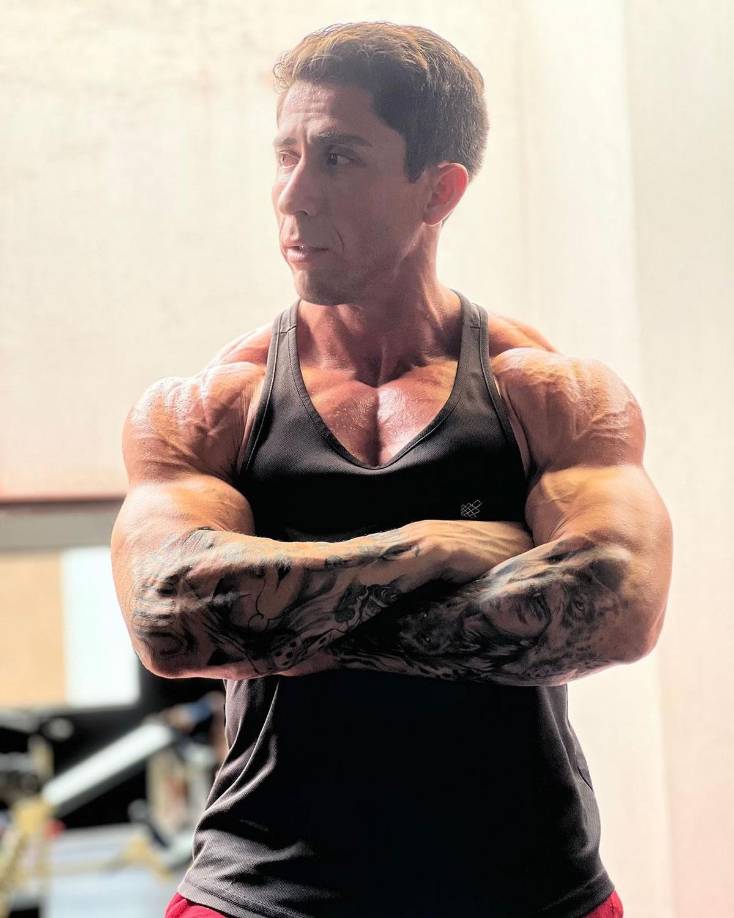 A pesar de la rápida llegada de los servicios de emergencia, el culturista perdió la vida en el lugar debido a la gravedad de las heridas.