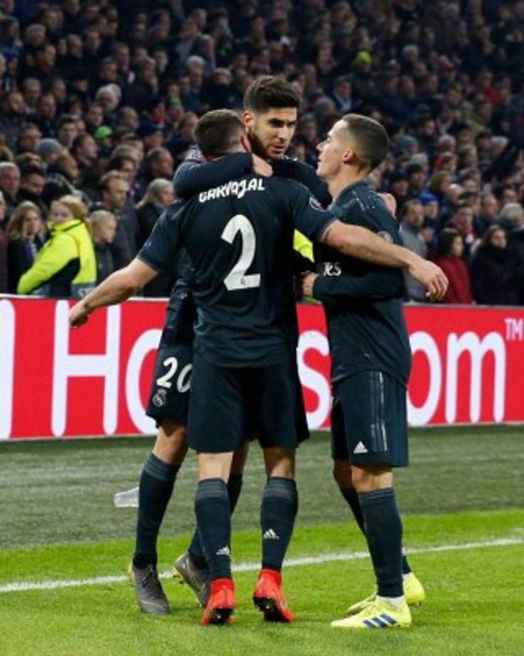 Dani Carvajal y Lucas Vázquez fueron los primeros en llegar para celebrar con Marco Asensio. Foto RealMadrid.com