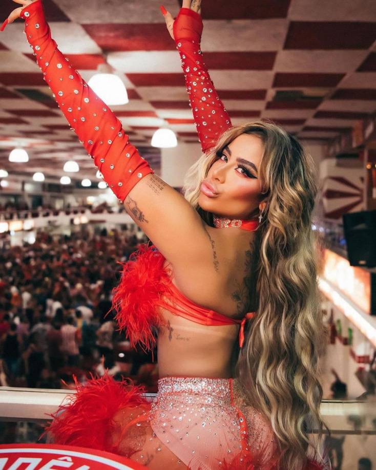 “Wow, ¿ella sufre de dismorfia? Si es así, es surrealista porque no es solo jugar con fotos exageradamente a través de Photoshop, es no aceptar la imagen que ves en el espejo. Triste”, exclamó un internauta.