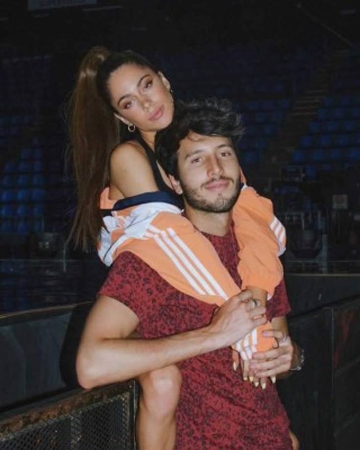 Cantante: Sebastián Yatra <br/>Novia: Tini Stoessel <br/>Originaria: Argentina.<br/>Profesión: Actriz, cantante y modelo