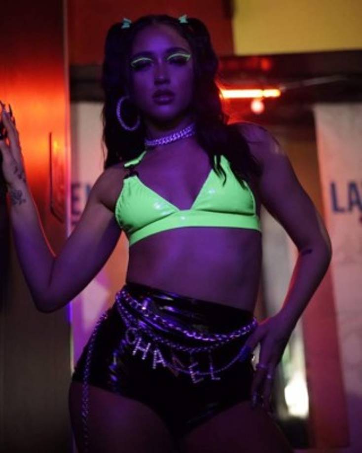 Mariah:<br/><br/>Empecemos con Mariah Angeliq, una joven de 21 años que fue descubierta por el productor Nelly 'El arma secreta' en Miami, ella empezó a sonar con su éxito 'Perreito'.