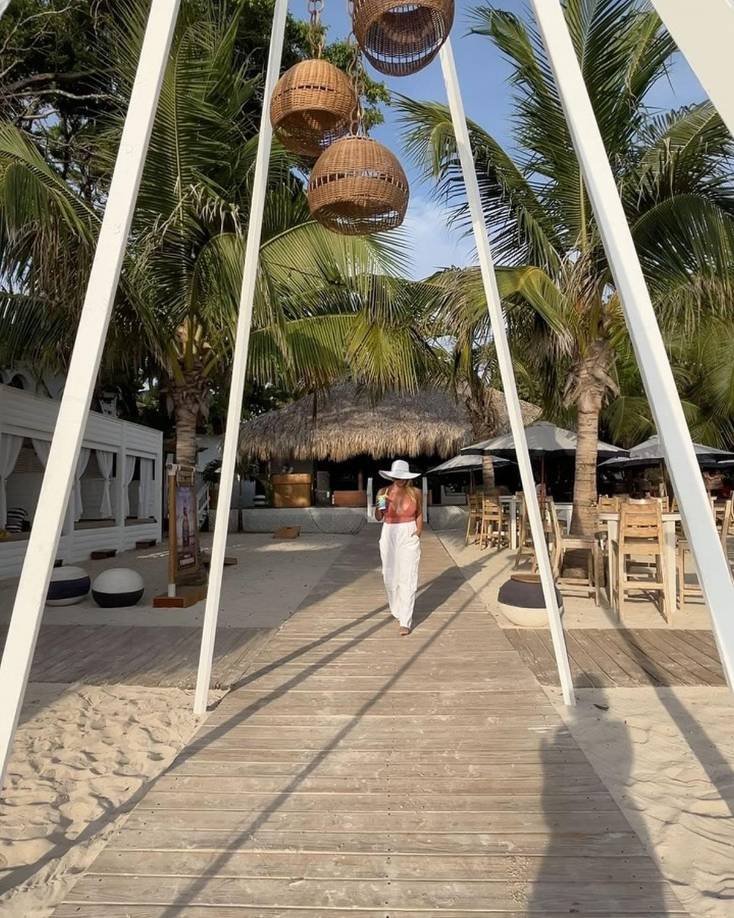 Ella es Magali Sanjurjo, la uruguaya de 27 años que está encantada con las playas de Honduras.