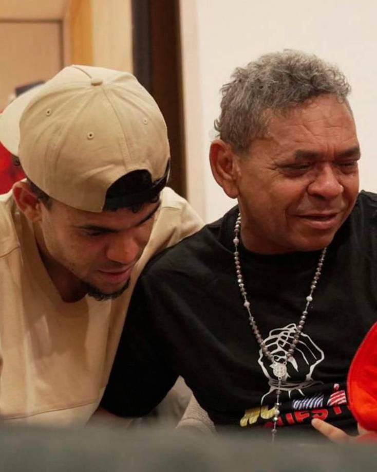 Luis Díaz junto a su padre en el esperado reencuentro tras su secuestro en Colombia y su liberación hace unos días. 