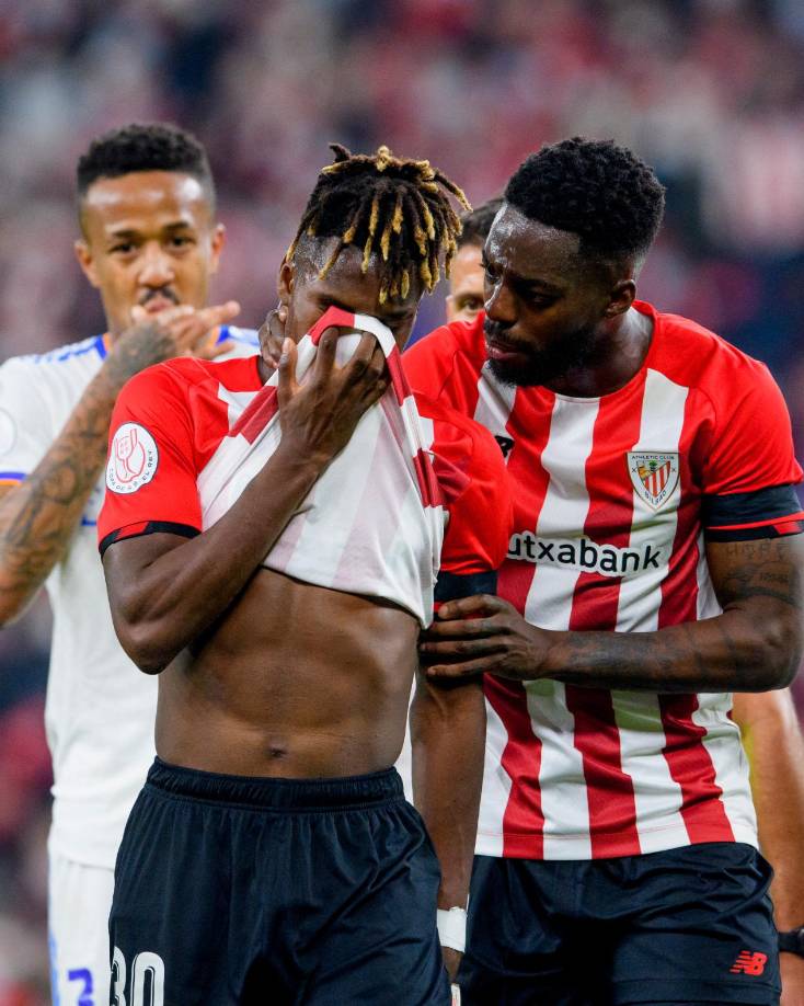 Iñaki Williams consolando a su hermano Nico.