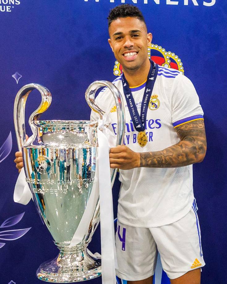 OFICIAL: Mariano Díaz se va del Real Madrid. Fueron 6 temporadas y 13 títulos en el primer equipo del club blanco. Lo ganó todo, aunque su protagonismo fue mínimo. Era uno de los jugadores que el madridismo pedía que se fuera.