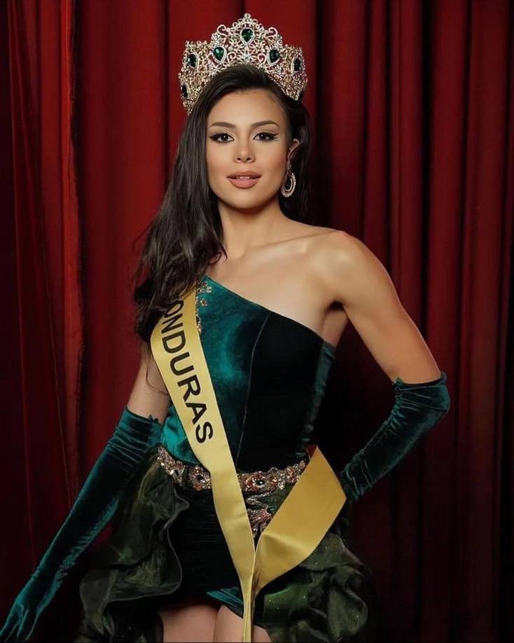 Por otra parte, la pasarela en la que más destacó la modelo Brittany fue al momento de bajas unas escaleras acompañada de Miss Grand Hong Kong, en la cual Brittany Marroquín la opacó totalmente con su porte y elegancia. 
