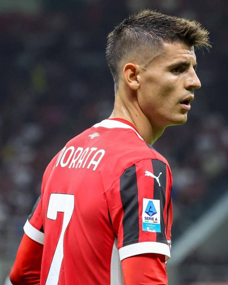 Es así como se despide de momento de su cabellera para lucir su nueva imagen. Con el AC Milan en donde lleva dos goles en Italia.