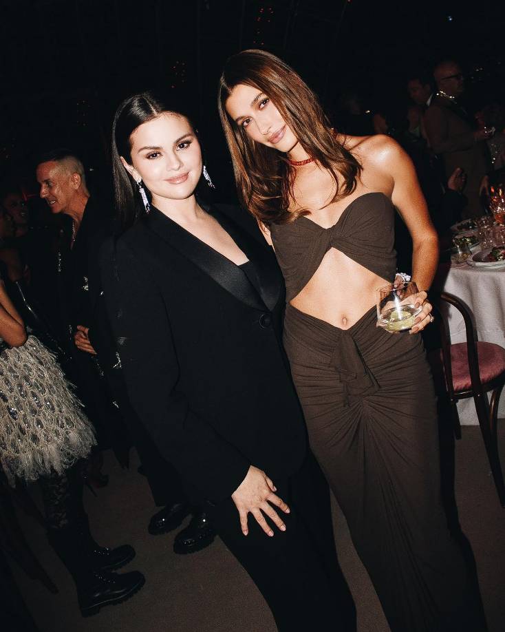 Después de las declaraciones de Hailey Bieber respecto a su relación y su perspectiva sobre Selena Gómez, ex pareja de su esposo Justin Bieber, ambas famosas sorprendieron a sus fans al tomarse algunas fotografías juntas desde el evento Annual Academy Museum Gala.