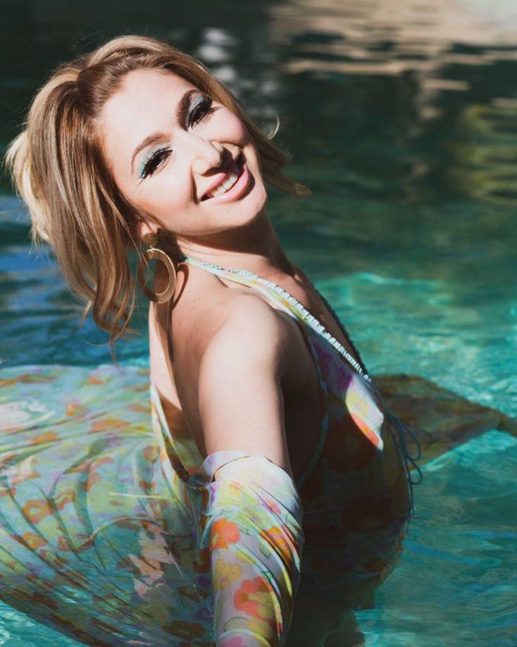 La transición de May de actriz de televisión a modelo de contenido para adultos ha sido difícil de aceptar.