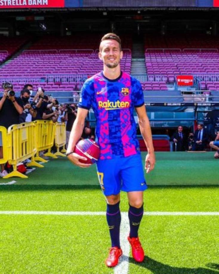 El nuevo fichaje del Barcelona, Luuk de Jong, apunta a titular ante el Bayern de Múnich formando pareja con Memphis Depay en la punta del ataque tras saberse que la lesión en la rodilla izquierda de Martin Braithwaite es más grave de lo previsto. Foto Facebook FC Barcelona.<br/>