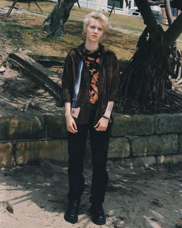 The End aborda cuestiones multigeneracionales, desde la eutanasia hasta la disforia de género, pasando por los cuidados paliativos y las ansiedades mundanas de los adolescentes, todo contado con una gran dosis de humor negro. “Lo haría de nuevo”, dijo. “Siento que si hubiera visto un programa como este cuando era más joven tal vez no me habría sentido tan mal”.