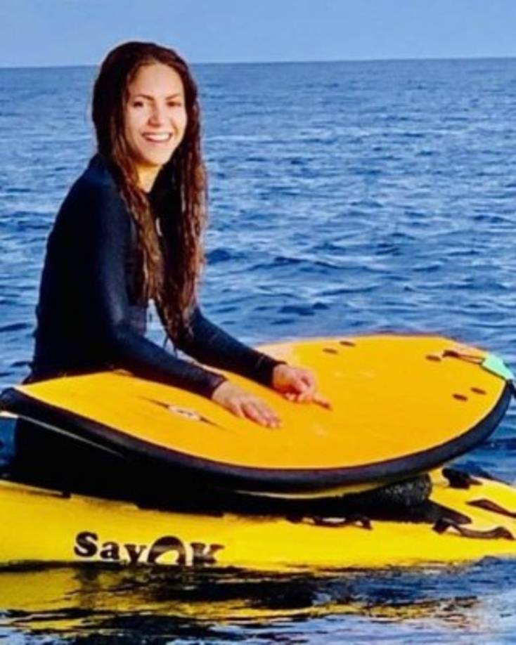 Shakira aprovechó sus vacaciones para practicar deportes acuáticos. Al parecer Shak ama los deportes extremos, puesto que hace unos meses se le miraba usando la patineta.