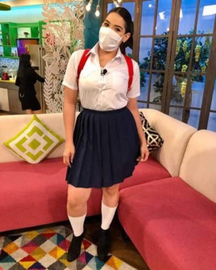 Lanza lució un uniforme de escuela secundaria, que completó con unos calcetines altos y una mochila.