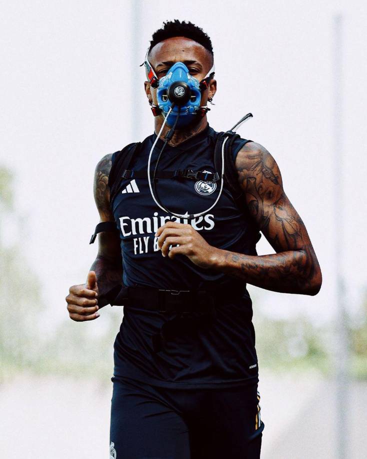 Eder Militao se encuentra recuperándose de una lesión que lo mantendrá fuera de los terrenos de juego varios meses.