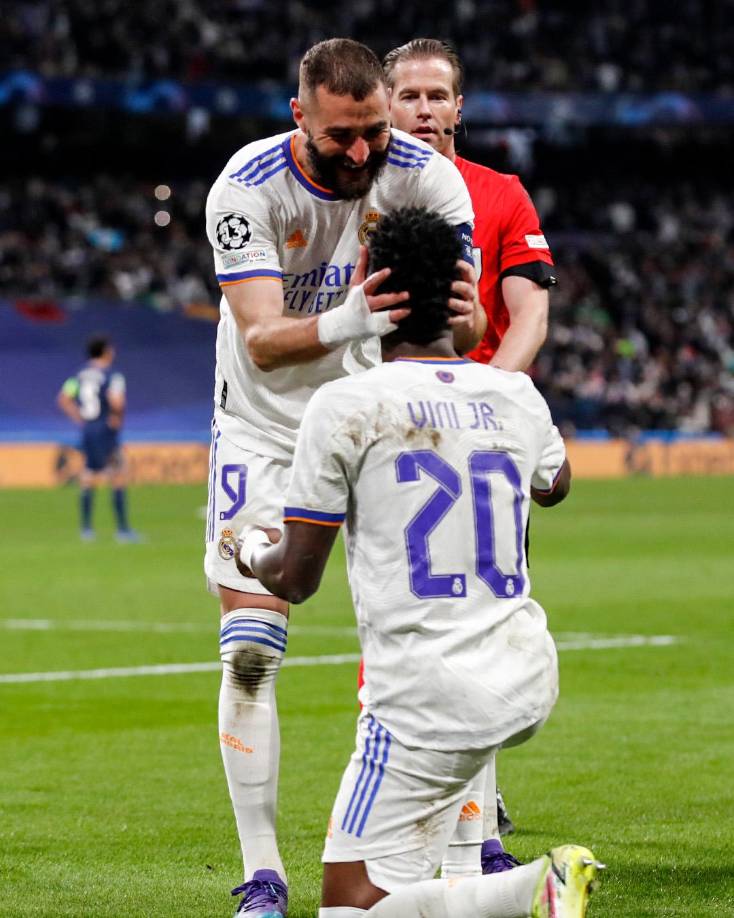 Benzema celebrando con Vinicius tras sus goles en el Bernabéu.