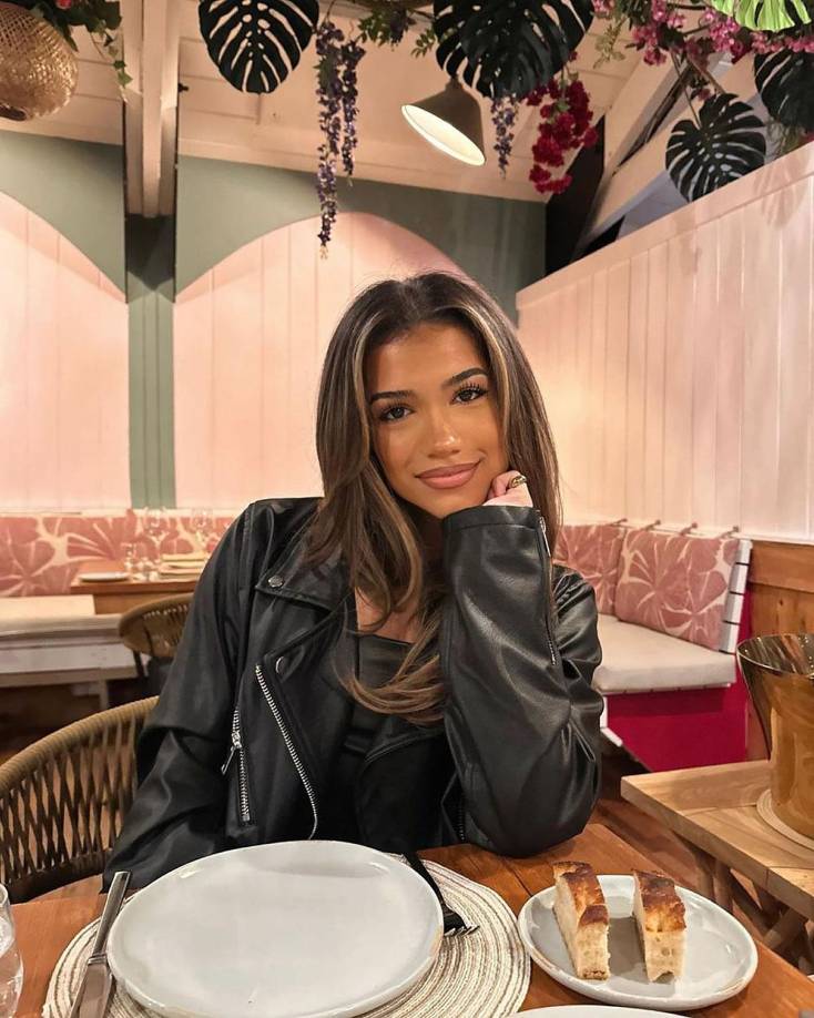 Azra es una famosa celebridad de las redes sociales, muy conocida por sus videos de YouTube con su hermana Aisha, ambas de ascendencia africana.