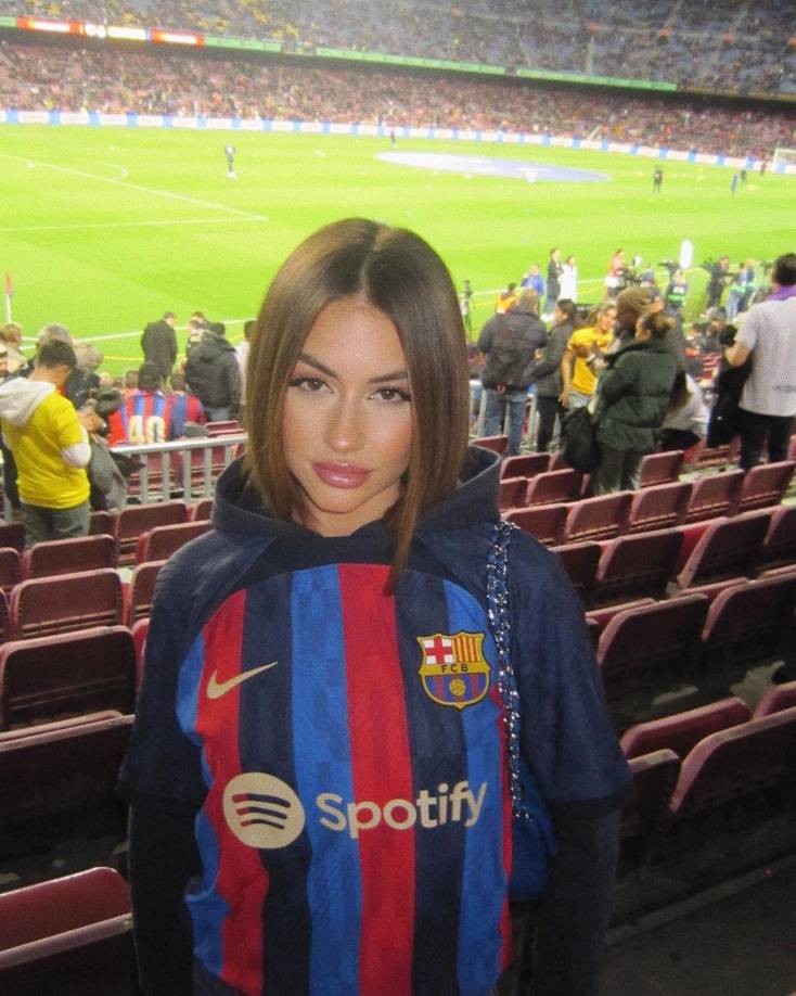 Sin embargo, también se están generando nuevas noticias fuera del terreno de juego sobre unas fotografías que Abril se tomó en el estadio, presuntamente con la chaqueta de un crack azulgrana.