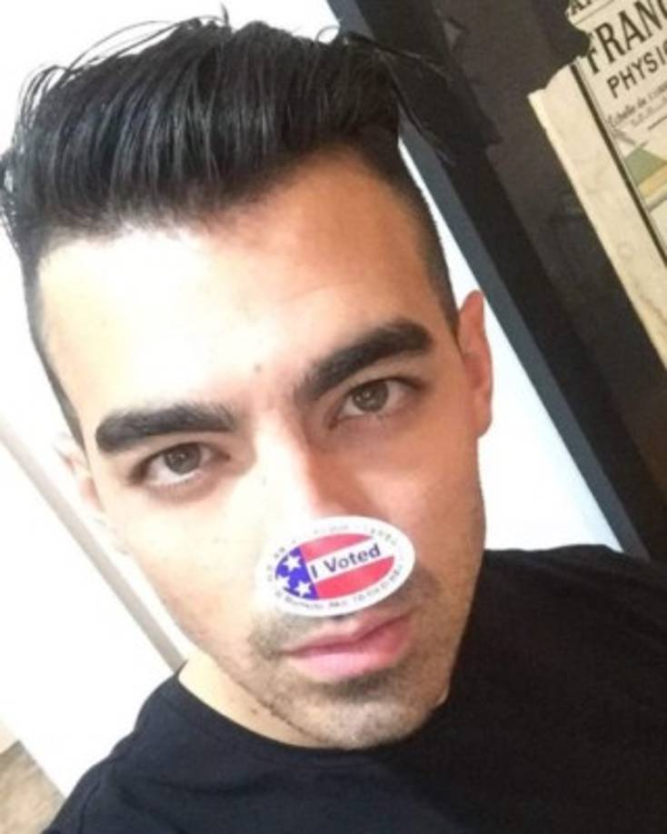 Con el mensaje 'vote' Joe Jonas posteó su foto.